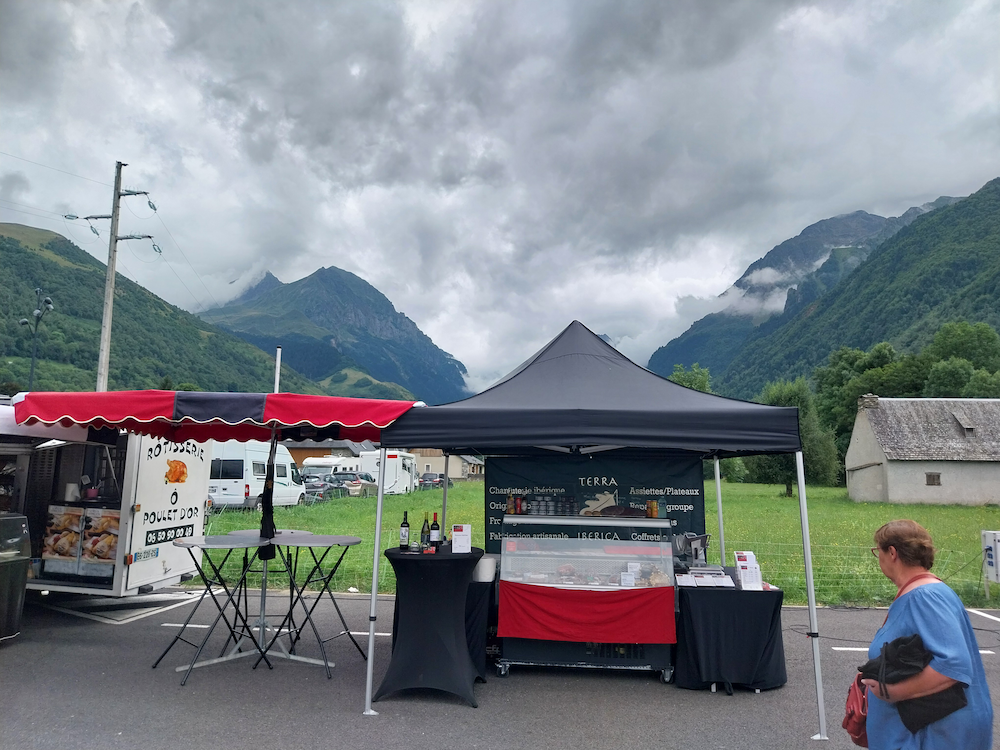 stand terra iberica lors d'un marché dans les hautes Pyrénées